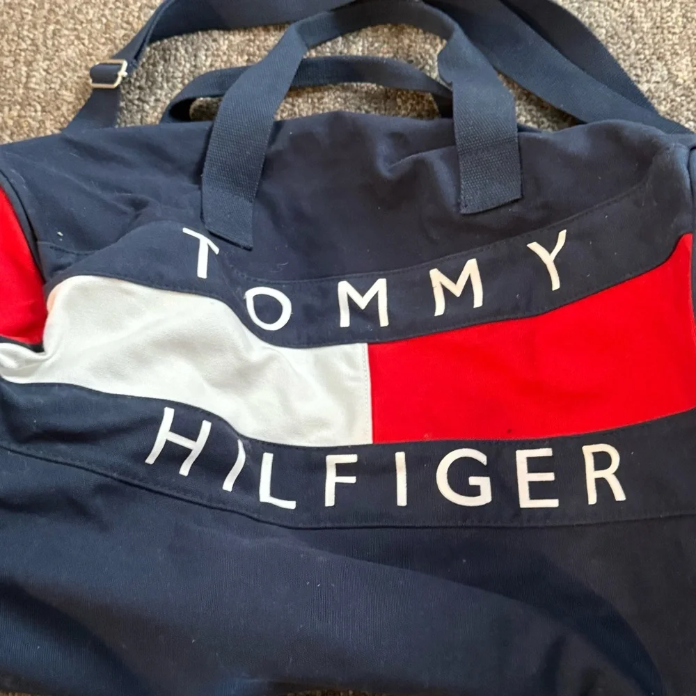 Tommy Hilfiger Navy Red Duffel Gym Bag Full Zip‎ Has Stains See Photos